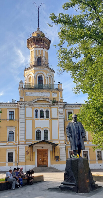 Сквер перед Центральным музеем МВД России на Селезневской улице. - ИРЭН@ .