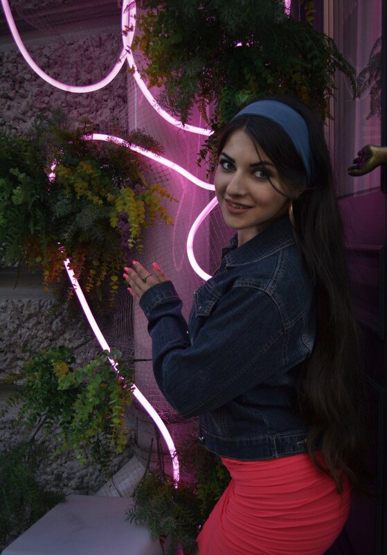 Девушка и неон - Лейла Башилова