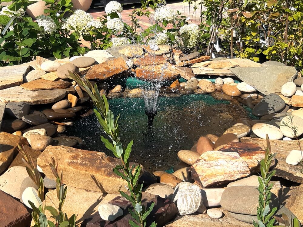 Фонтан серебряной струёй переливается на солнце! - Нина Андронова