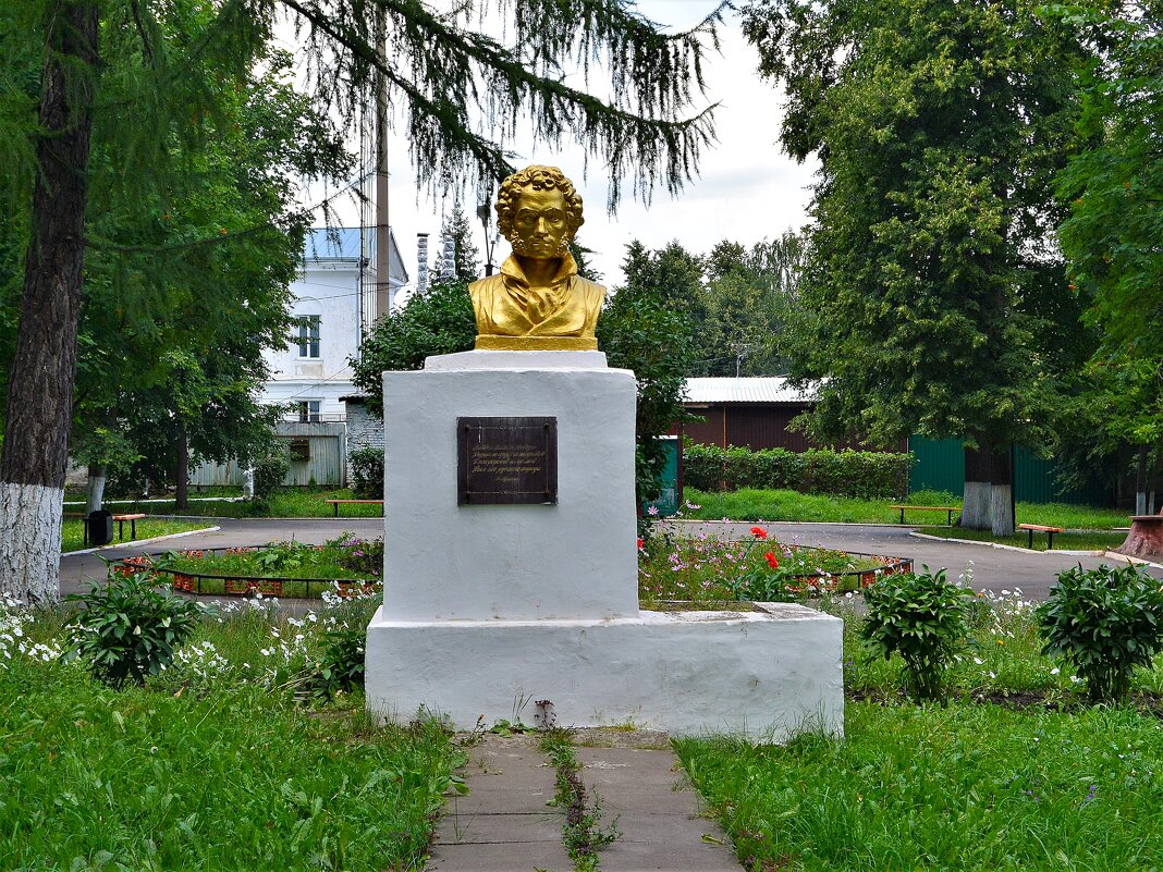 Алатырь. Памятник Александру Сергеевичу Пушкину. - Пётр Чернега Алатырь. Памятник Александру Сергеевичу Пушкину. - Пётр Чернега