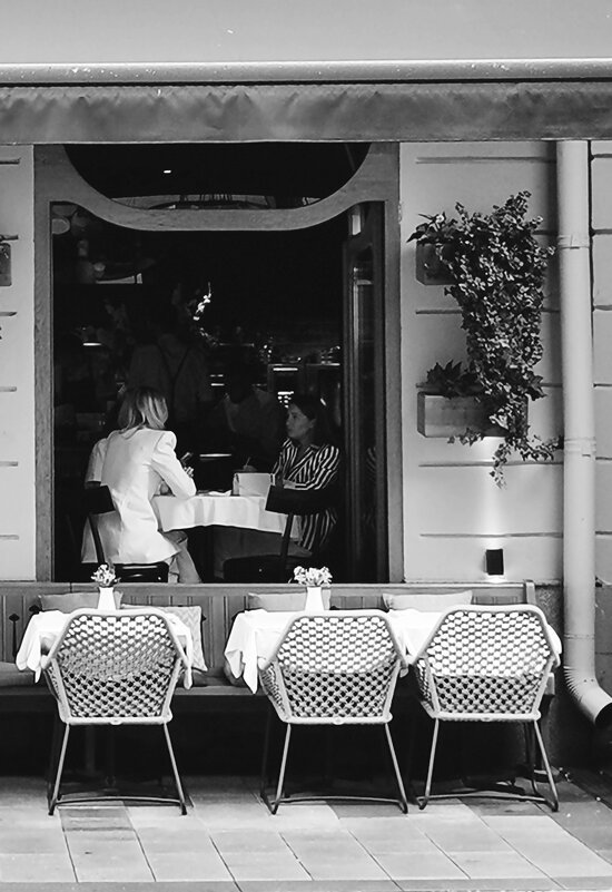 В кафе. Черно-белая фотография. - Любимова Ольга В кафе. Черно-белая фотография. - Любимова Ольга