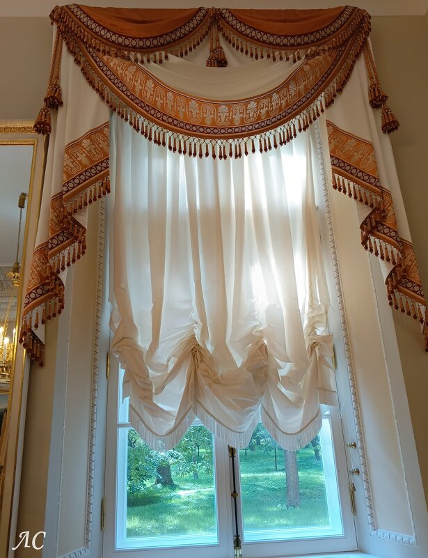 Екатерининский корпус,Петергоф - Любовь Сахарова