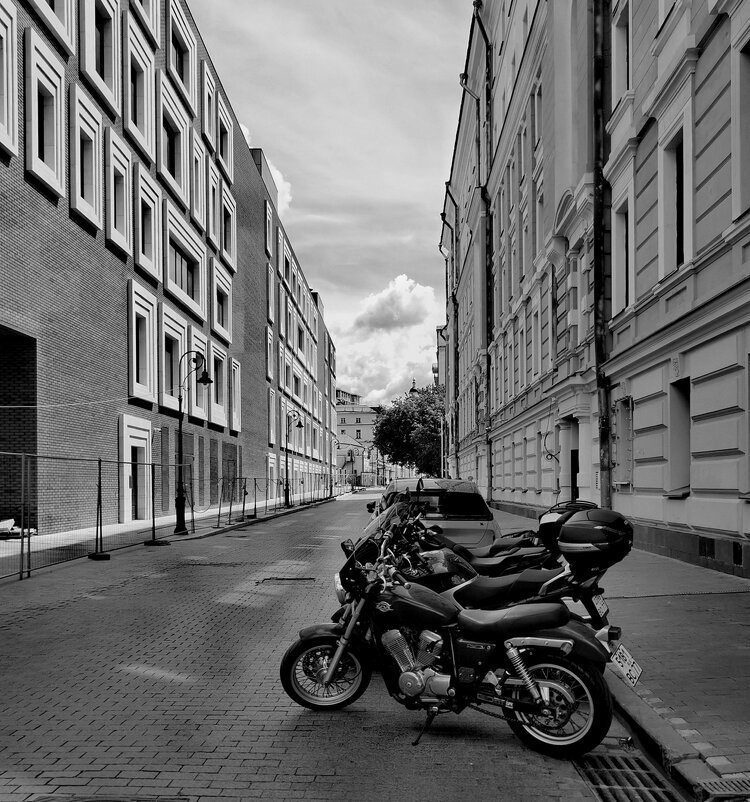 В переулке - Любимова Ольга 