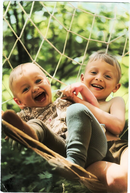 двое из прошлого( ч\\б фото восстановленное  нейронкой) - Артём 