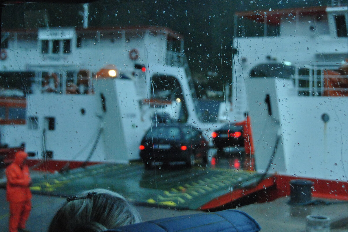 Нас погода не балует (грузимся на паром) - Марина Виноградова Нас погода не балует (грузимся на паром) - Марина Виноградова