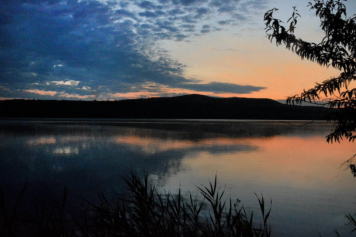 Загорелась зорька красная в небе темно-голубом...  Раннее утро на водохранилище. - Надежда Куркина 