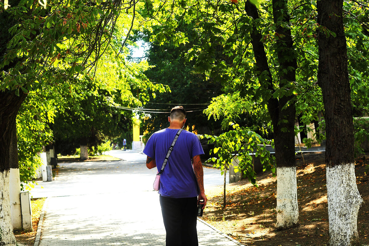 На аллее - Юрий Гайворонскiий