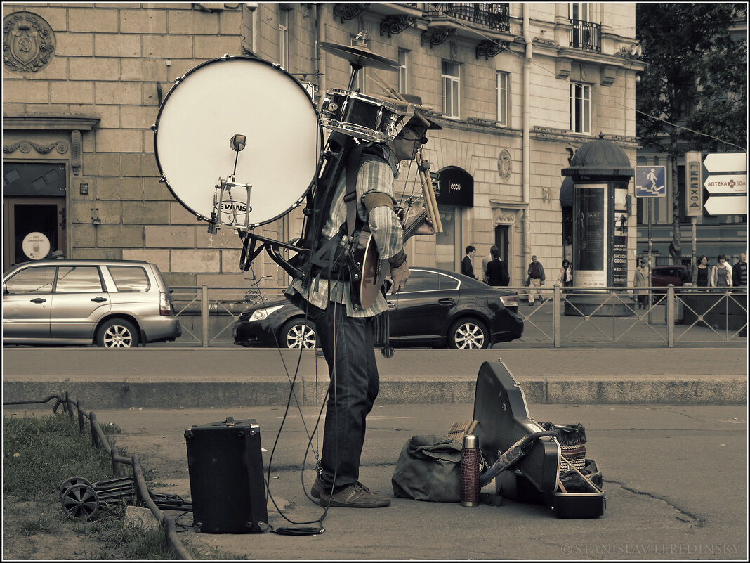 Человек-оркестр у ст. Метро «Горьковская» - Станислав Лебединский Человек-оркестр у ст. Метро «Горьковская» - Станислав Лебединский