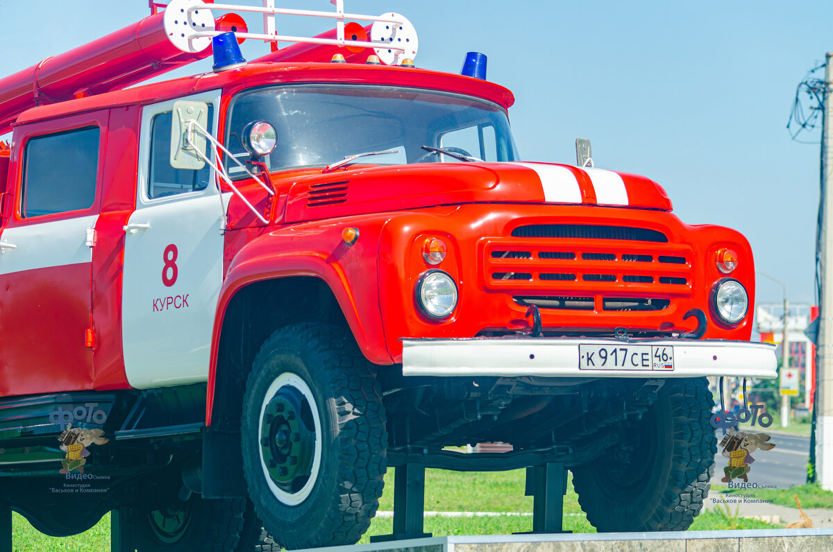 памятник пожарному ретро-автомобилю ЗИЛ-130. город Курск - Руслан Васьков