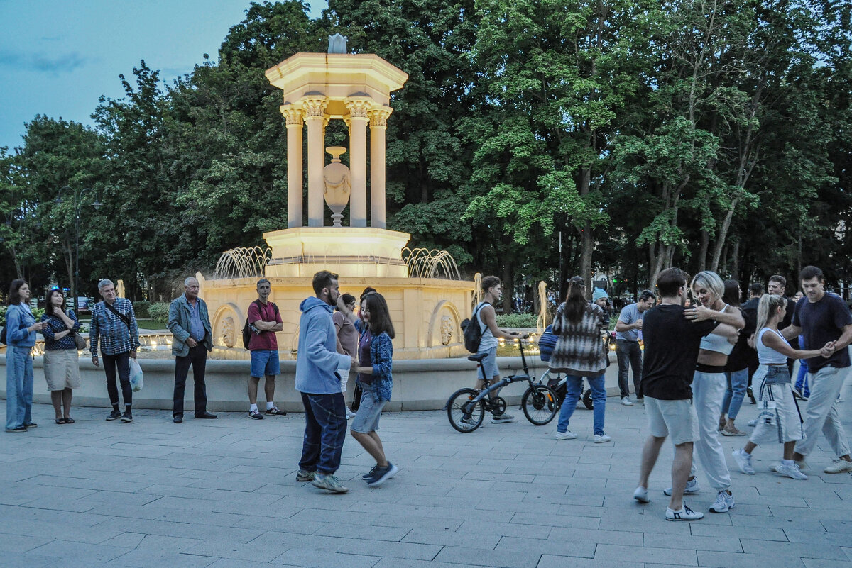 Лето. Танцы у фонтана. - Татьяна Машошина Лето. Танцы у фонтана. - Татьяна Машошина