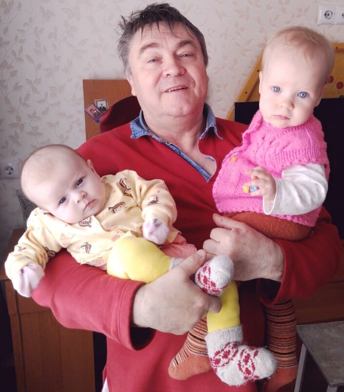 С милыми внучками - Андрей Хлопонин