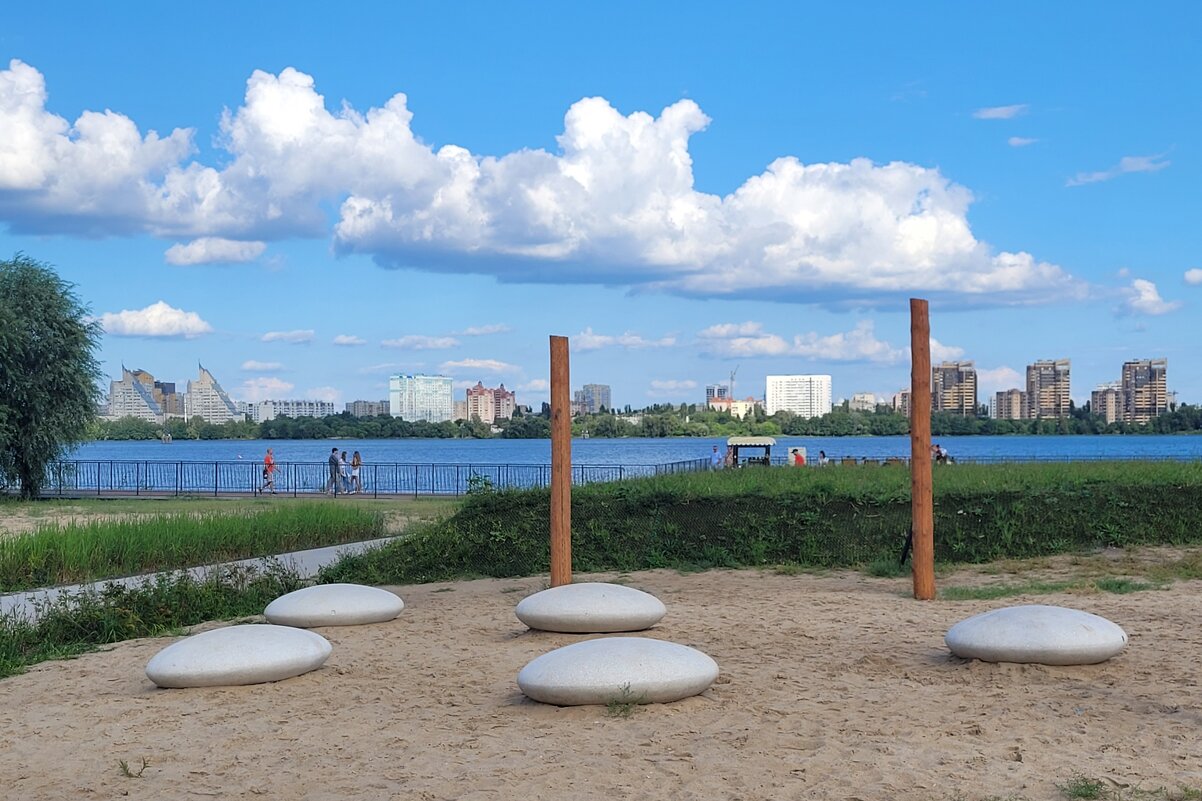 Зона отдыха на Петровской набережной - Татьяна Машошина