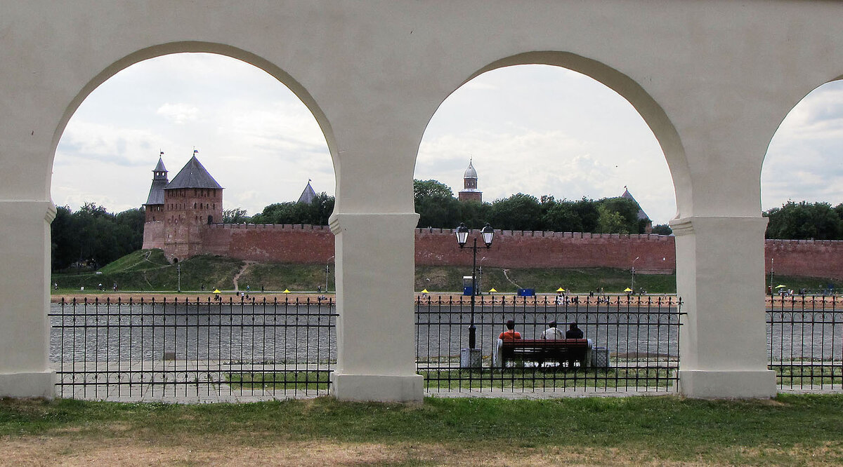 Вид через Аркаду Гостиного двора на Новгородский кремль - Александр Ильчевский 