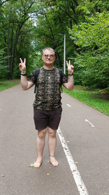 Хиппи гуляет босиком по Олимпийской аллее - Mitka90 