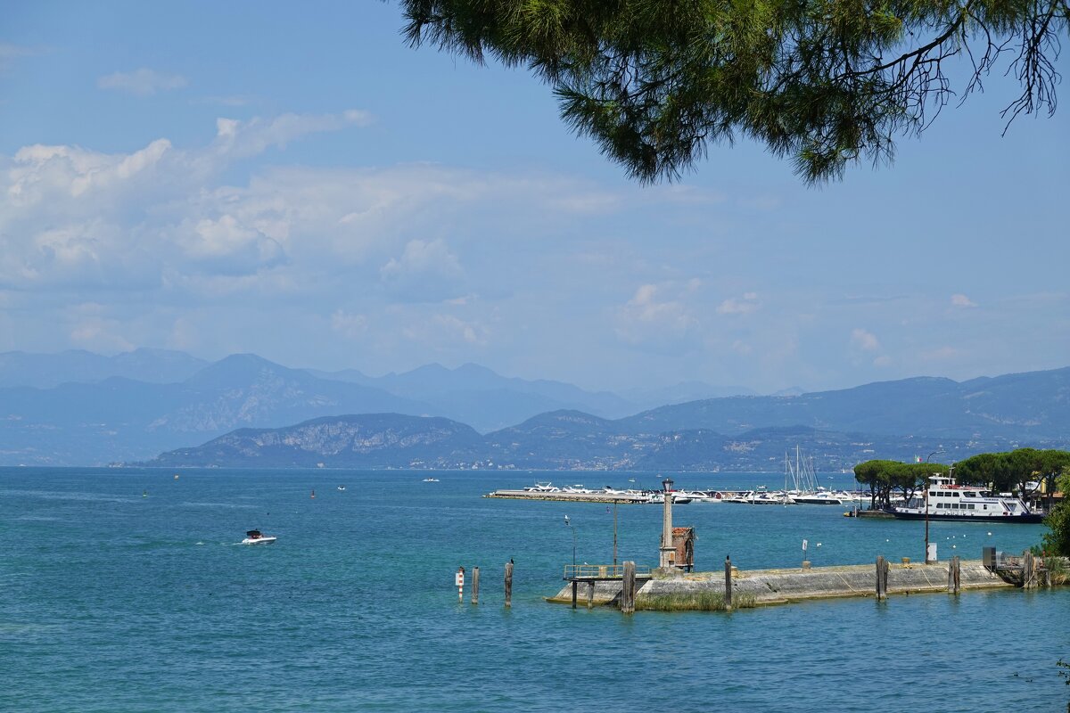 Га́рда — самое большое озеро в Италии... - Галина 