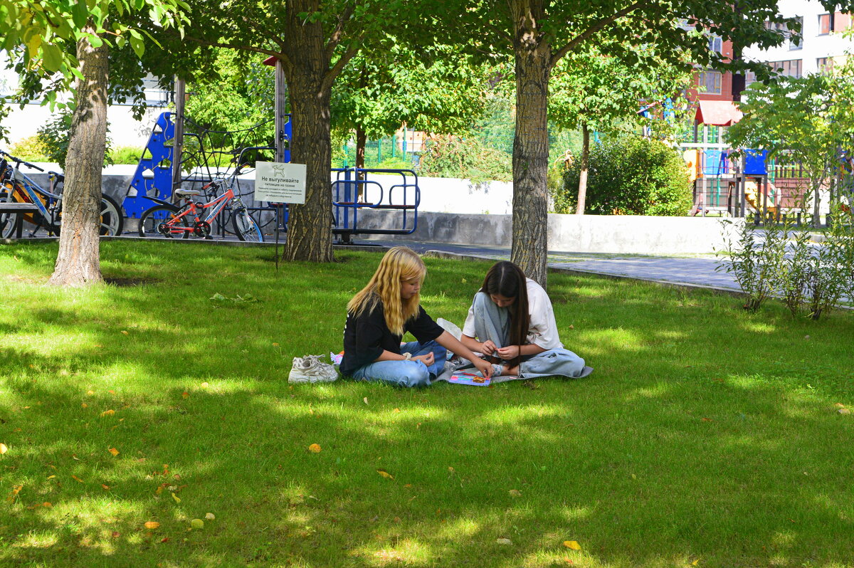 Во дворе...играют девочки, а скоро в школу - Татьяна Лютаева