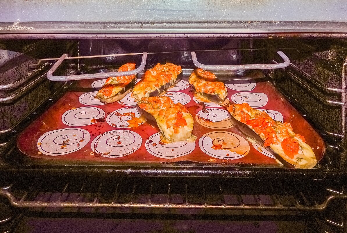 Запекаются фаршированные баклажаны - Валерий Иванович Запекаются фаршированные баклажаны - Валерий Иванович