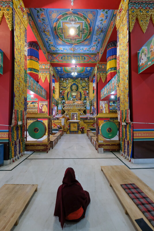 Молитва в буддистском храме - Георгий А