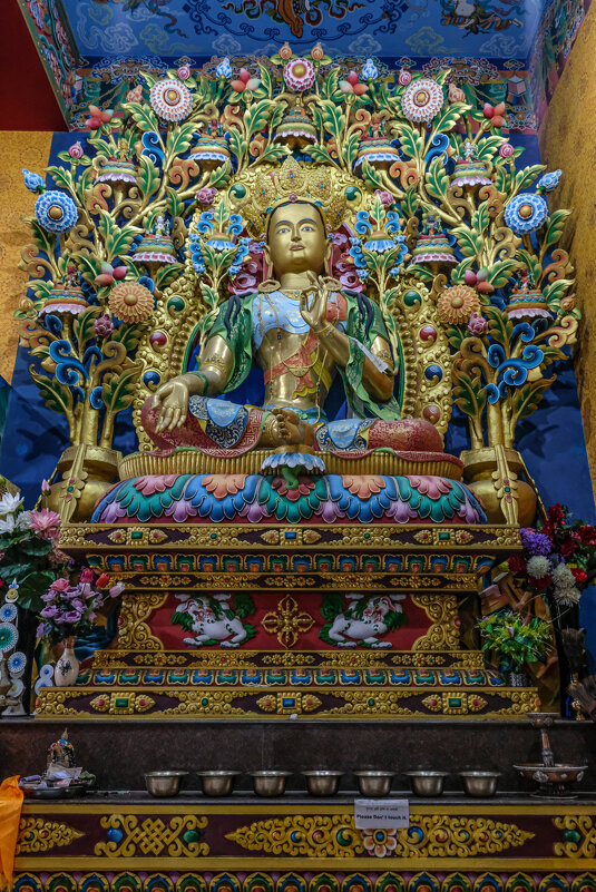 В буддистском храме - Георгий А