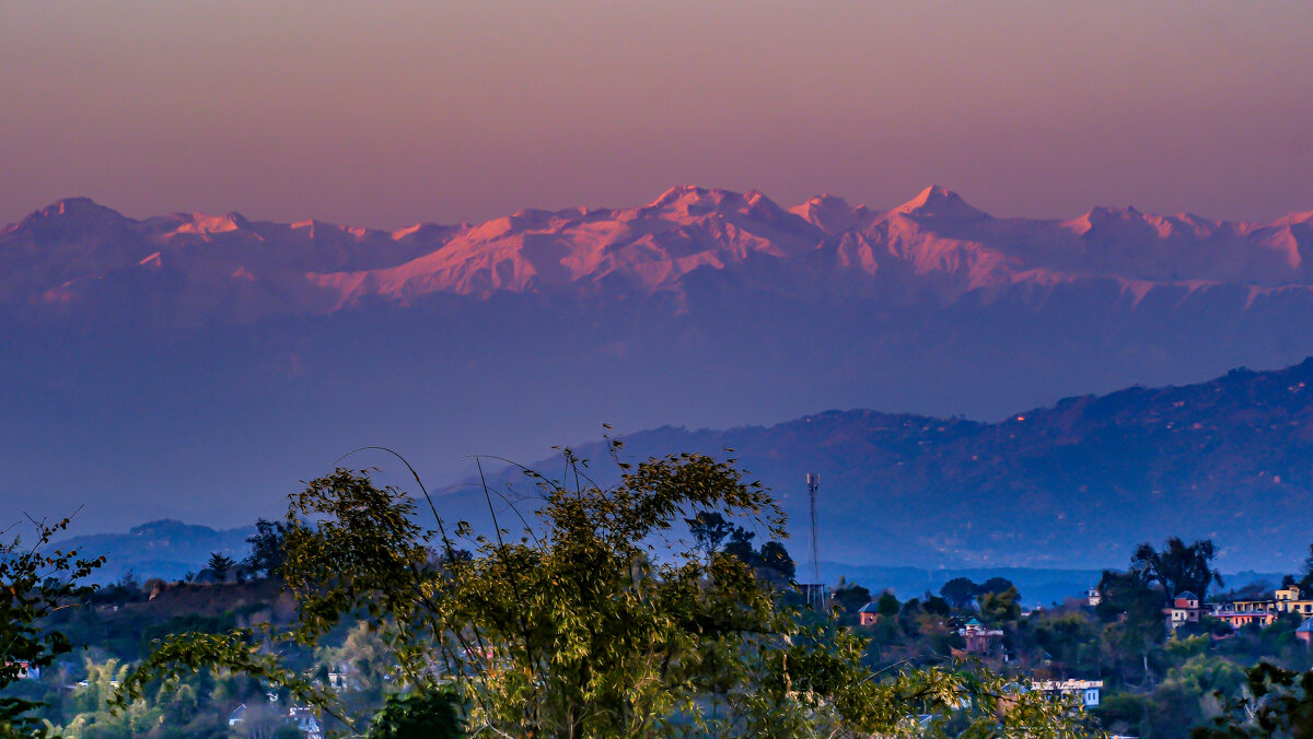Вечером не выходить из дома можно наблюдать на закат на Гималаю - Георгий А