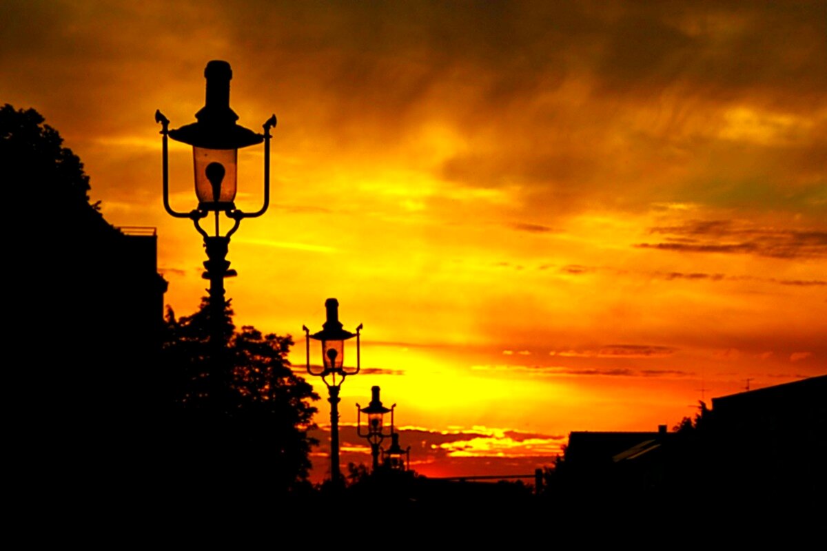 Ещё не зажгли фонари - Юрий. Шмаков