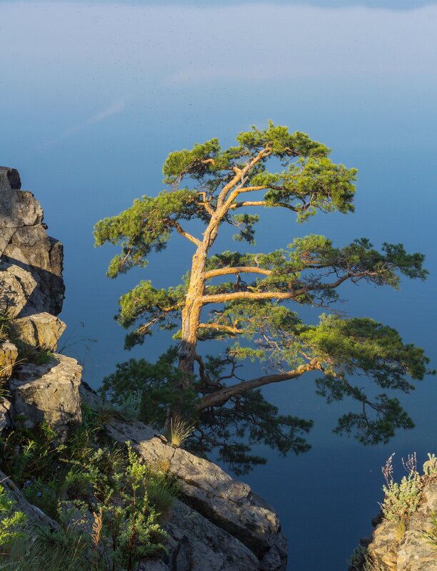 На берегу озера Тургояк. - Алексей Трухин