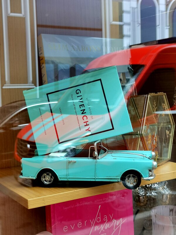 Витрина магазина и отражение - Любимова Ольга 