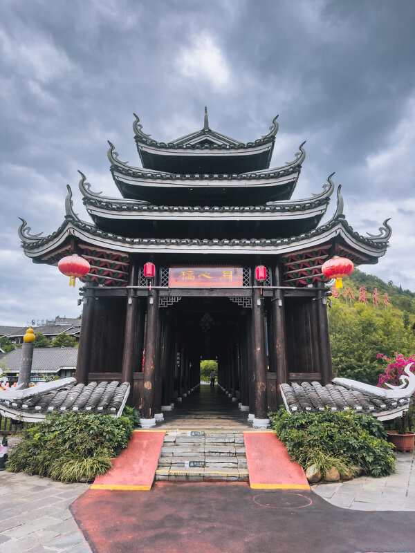 Вход на мост, построенный в стиле ветра и дождя в деревне народности дун в провинции Гуйчжоу - Дмитрий 