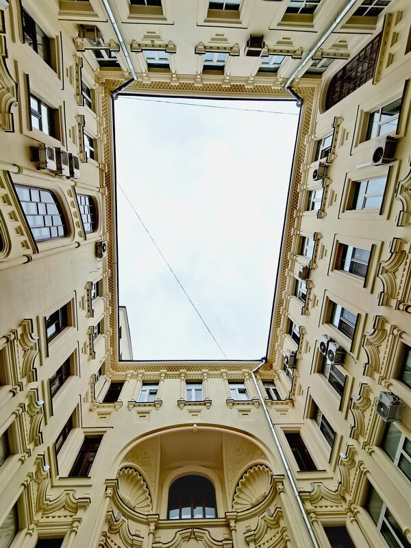 Двор-колодец. Саввинское подворье. Москва. - Любимова Ольга 