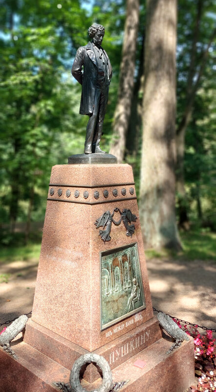 Один из самых маленьких памятников Пушкину в мире. - ИРЭН@ .