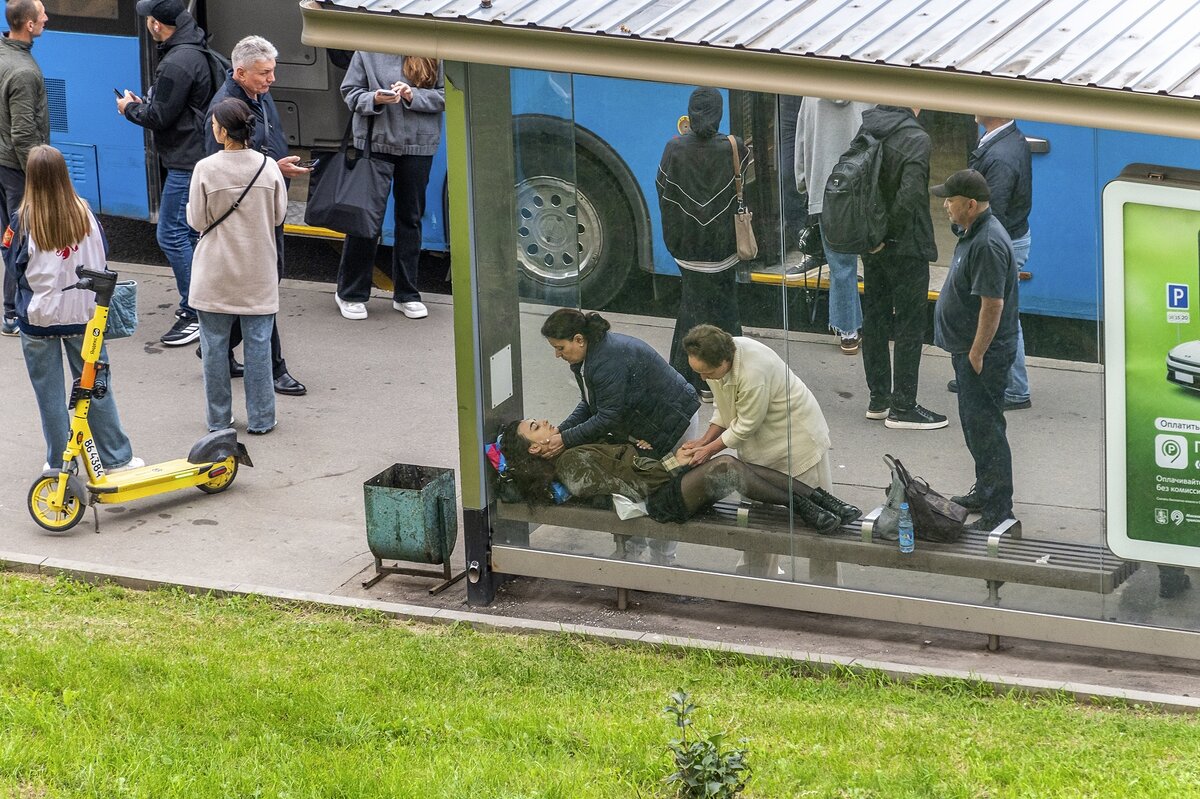 Плохо стало девушке на остановке - Валерий Иванович