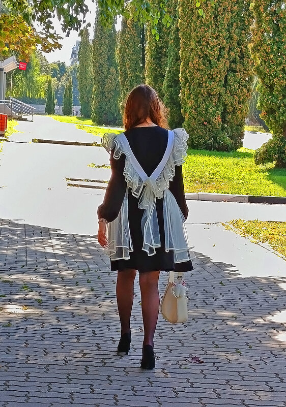 Ступает Осень осторожно в городе моём... - Валентина Нефёдова Ступает Осень осторожно в городе моём... - Валентина Нефёдова