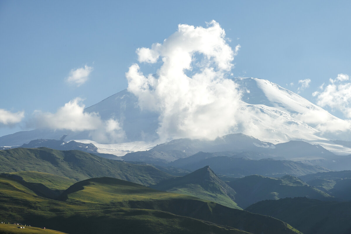 Спрятавшись за облаками - Сергей Сабешкин