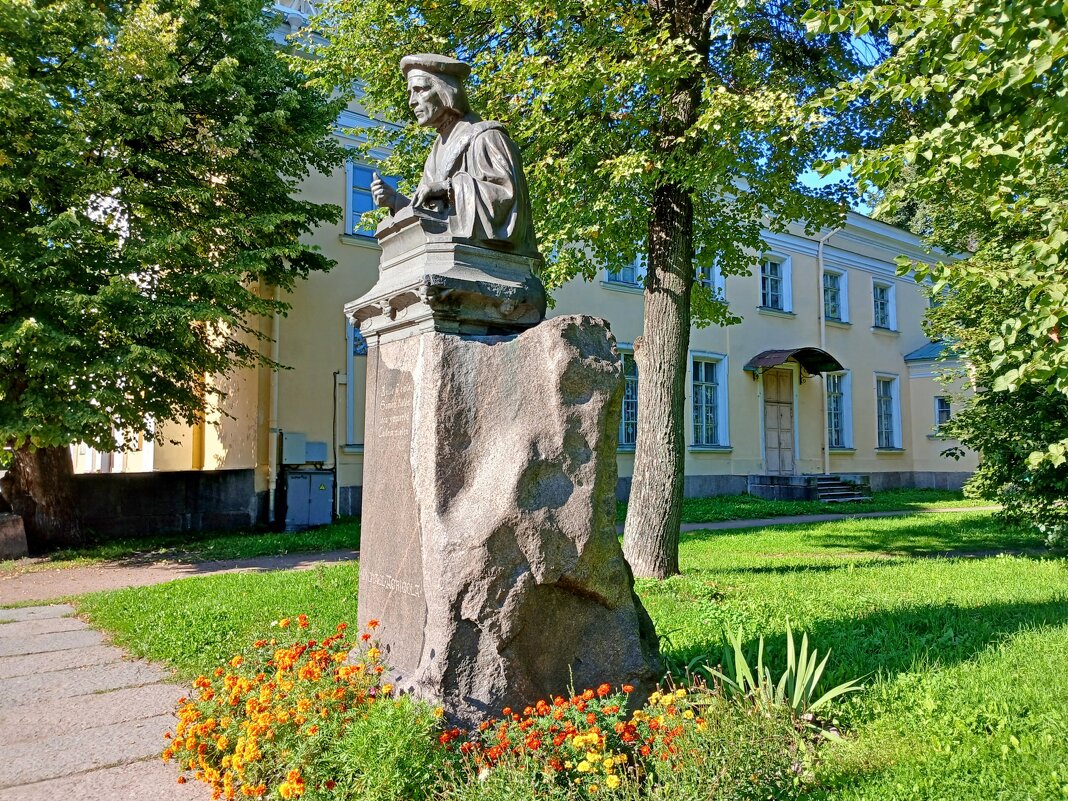 Памятник Микаэлю Агриколе. - Лия ☼