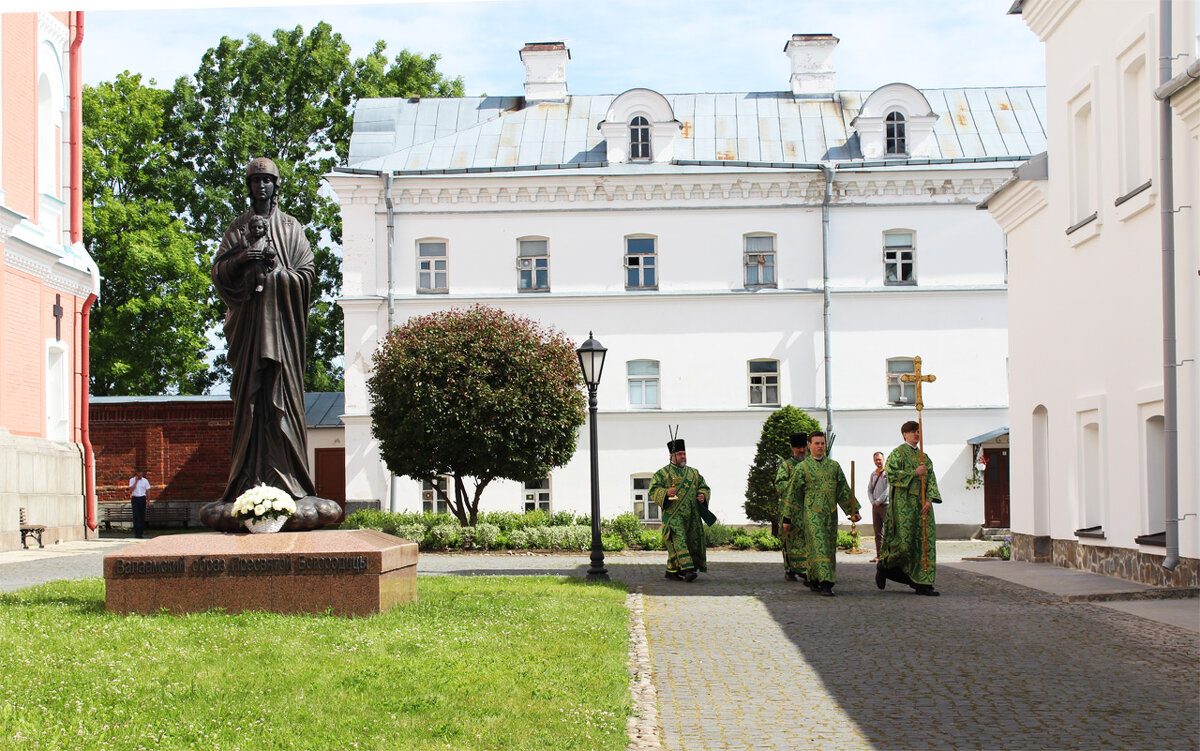 Валаамский Спасо-Преображенский монастырь.Памятник Божьей матери - Любовь ***