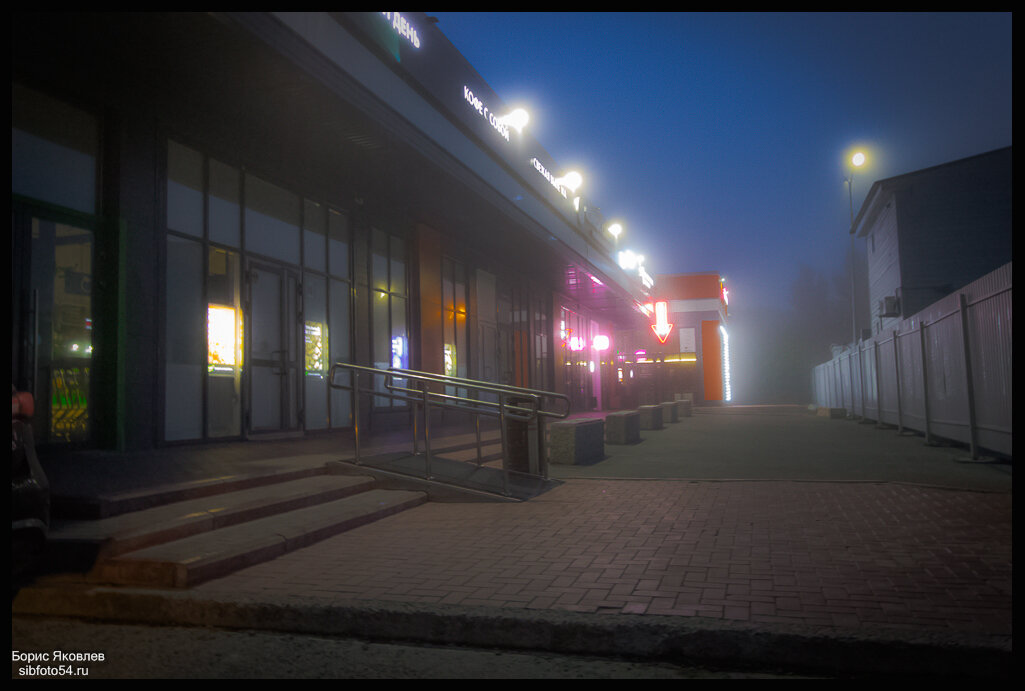 Улица баров ждёт своих посетителей. - Борис Яковлев