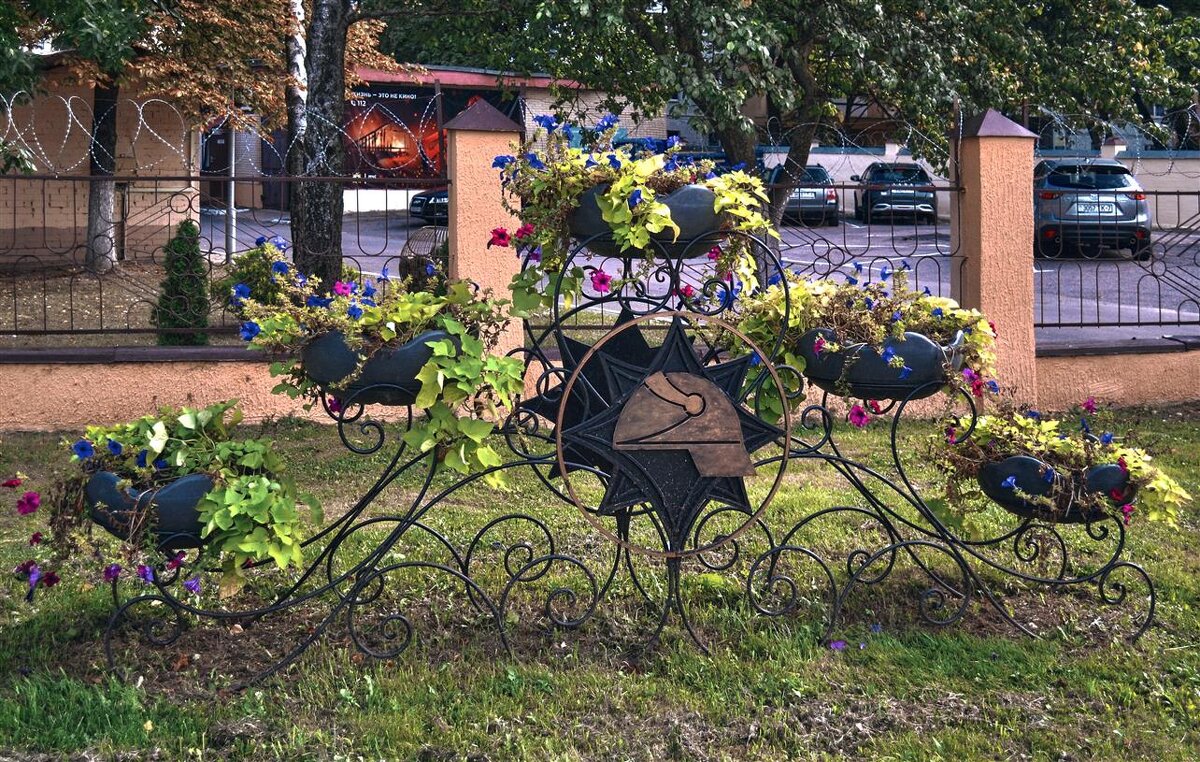 Цветочница у пожарной аварийно-спасательной части № 5 г. Минска - Глeб ПЛATOB Цветочница у пожарной аварийно-спасательной части № 5 г. Минска - Глeб ПЛATOB
