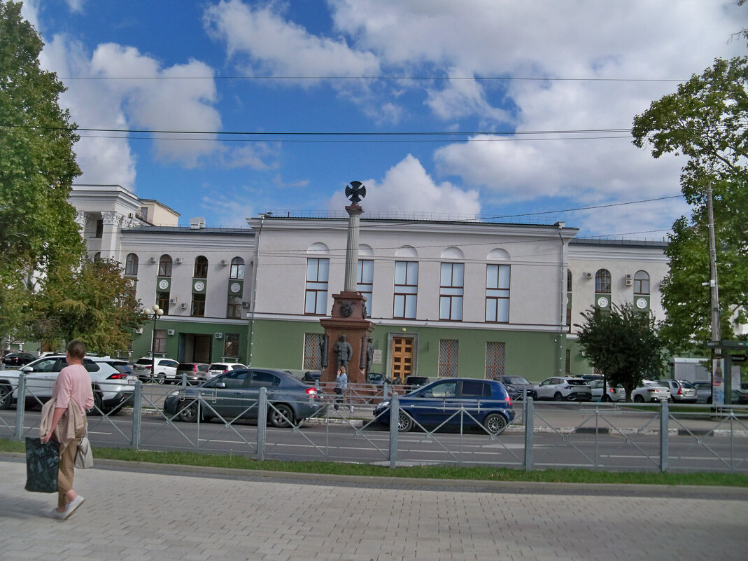 *Здание  исполкома и памятник народному ополчению - Валентин Семчишин