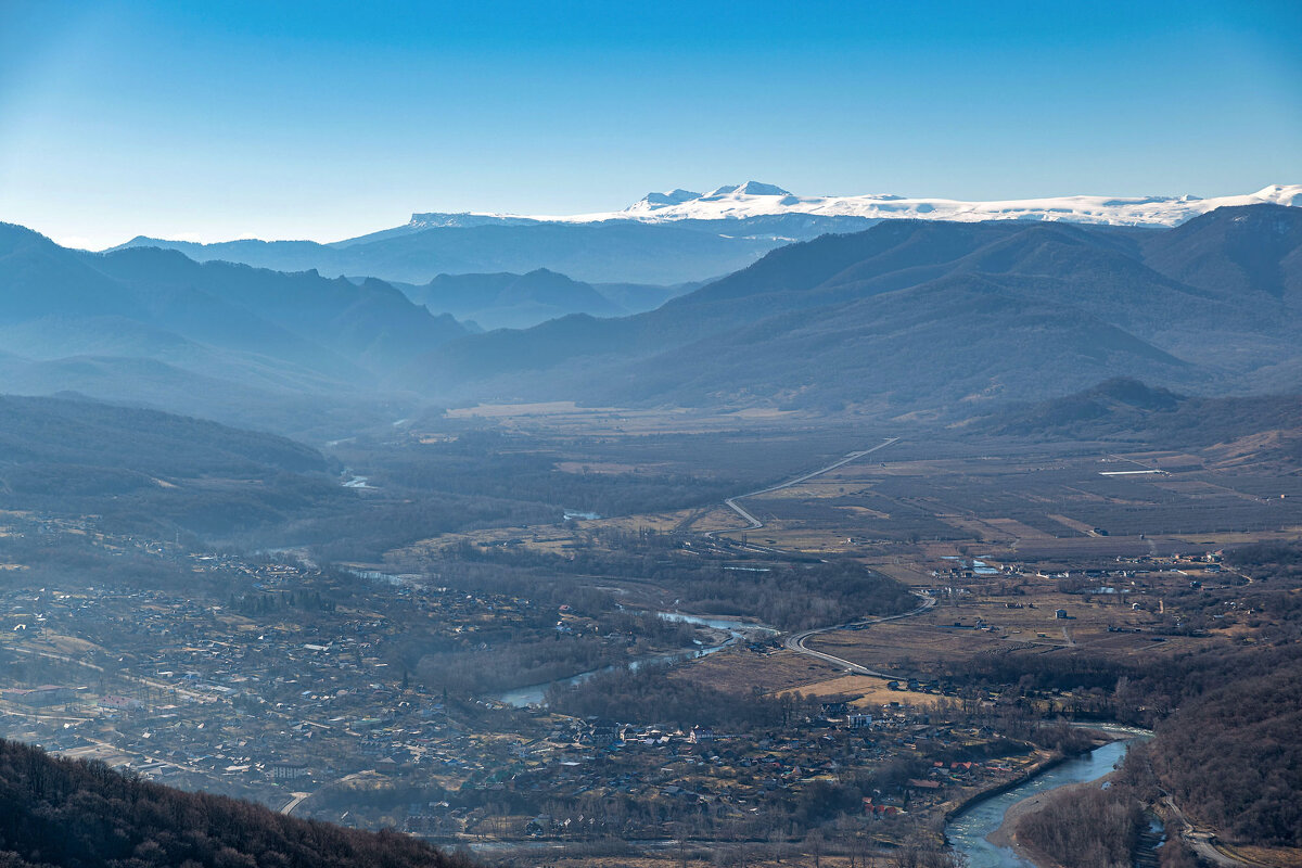 Вид с хребта Уна-Коз на станицу Даховская и плато Лаго-Наки. - Дина Евсеева