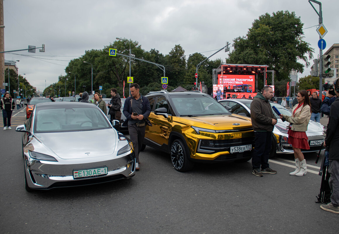 Серебристая Тесла и Золотой Москвич - Andrew 