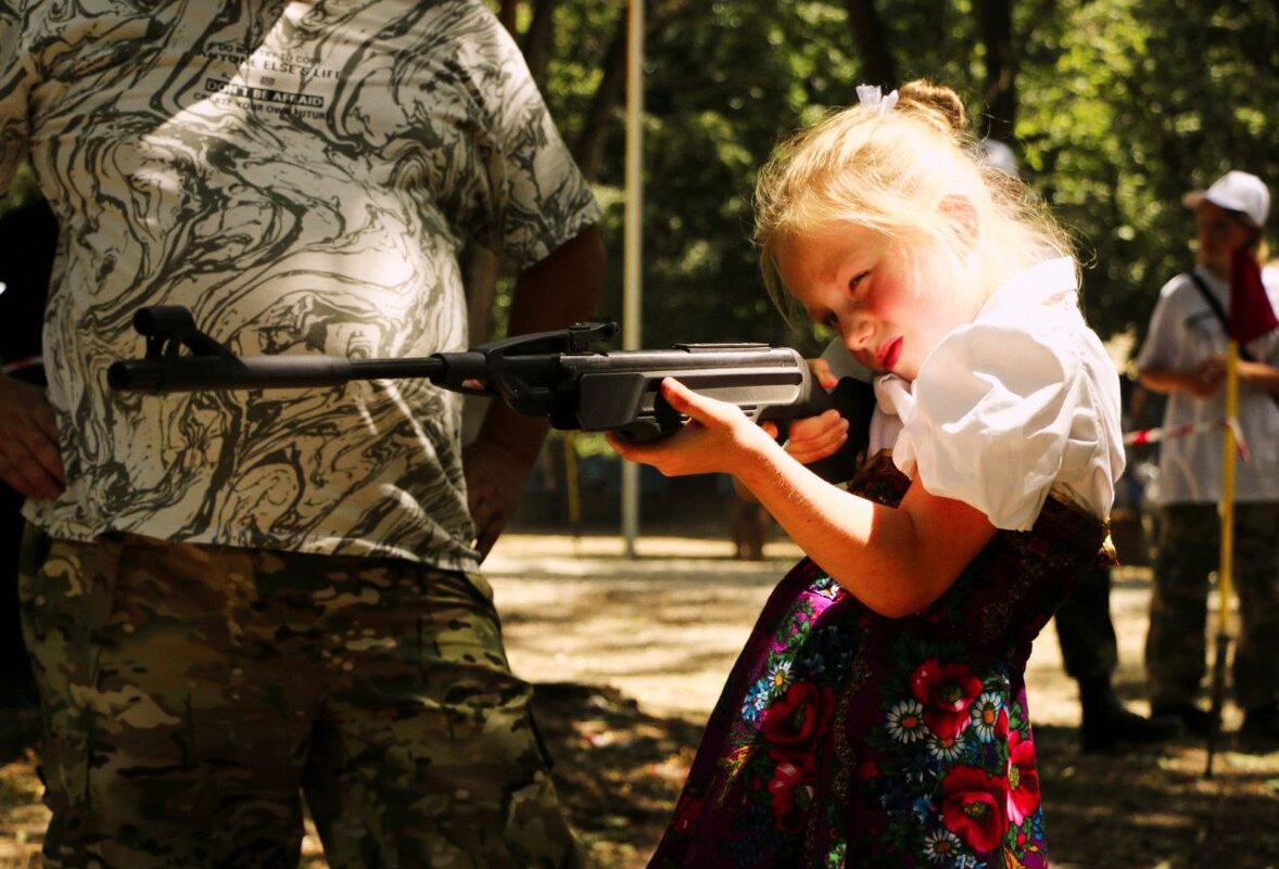 девочка с автоматом - Polina Zhirova