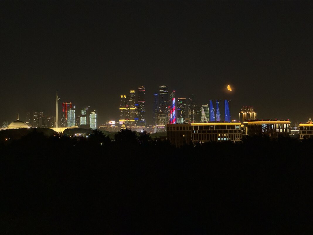 Луна и небоскребы - Александр Конов Луна и небоскребы - Александр Конов