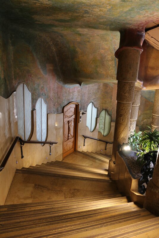 Лестница в доме-пещере - Ольга 