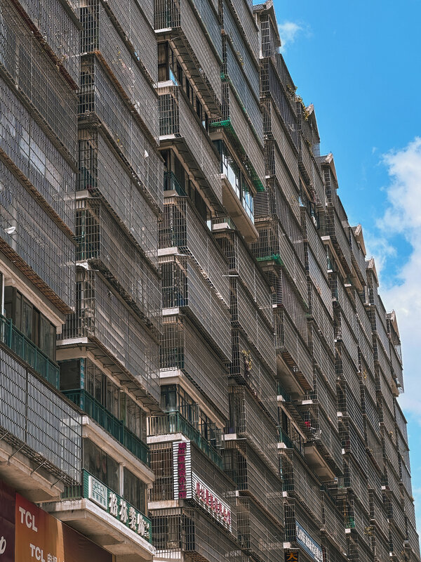 Зарешеченные окна - типичны пейзаж жилых кварталов в маленьких городах китайской провинции - Дмитрий 