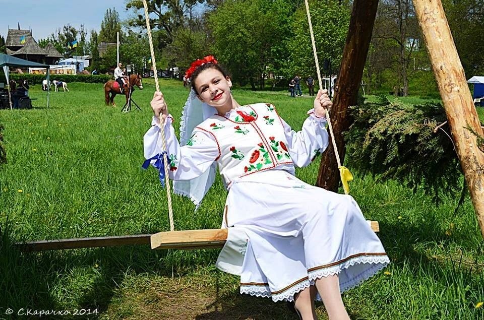 На гойдалці - Степан Карачко