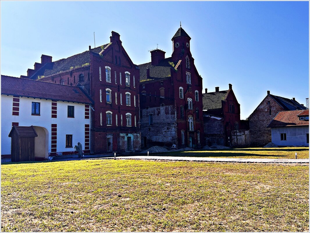 Вид замка со двора. - Валерия Комова