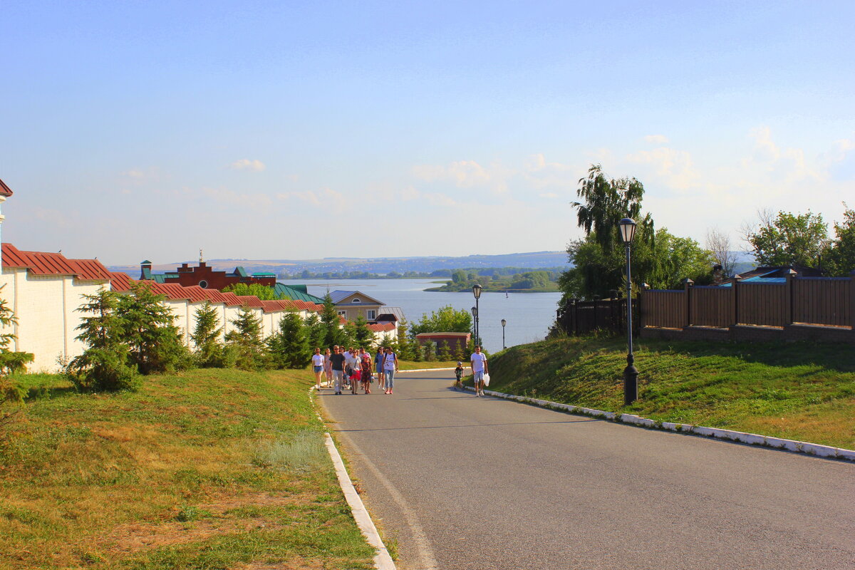 Спуск к Волге и стены древнего храма... - Марина Валиуллина
