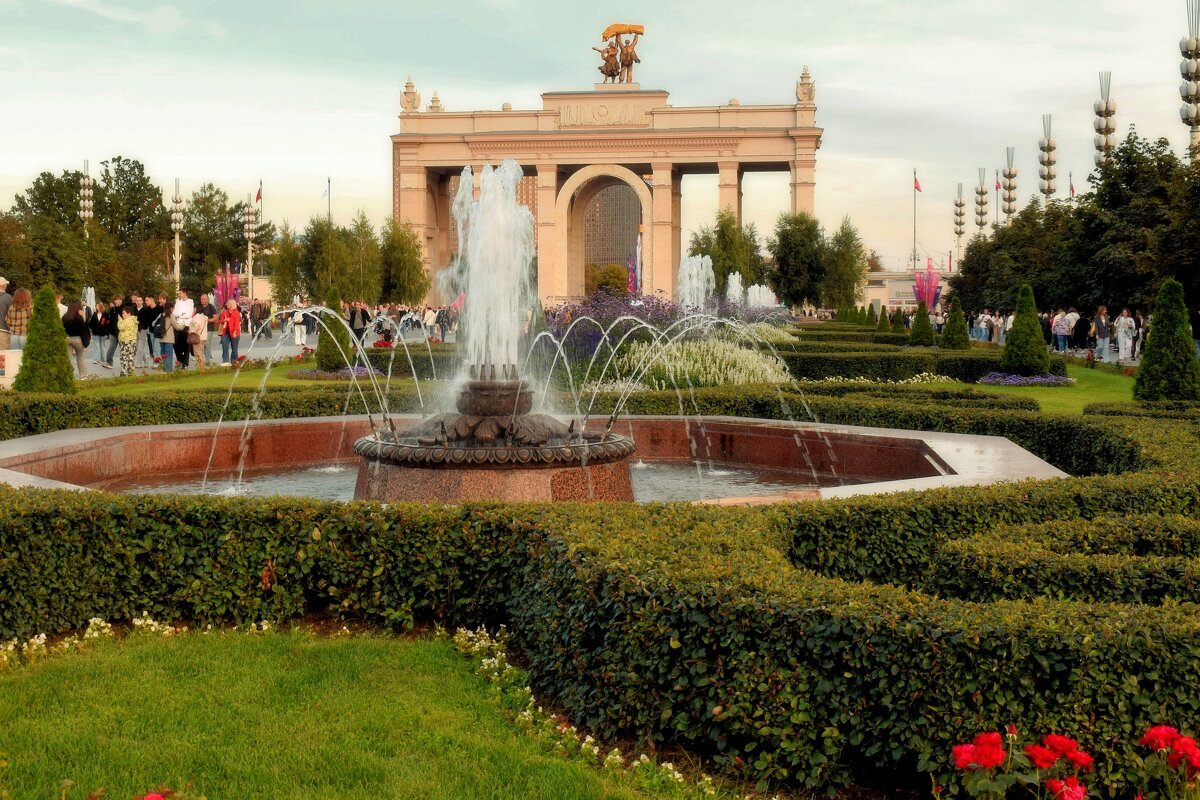 Легко, грациозно танцуют фонтаны в сияющих красках осенней Москвы. - Татьяна Помогалова Легко, грациозно танцуют фонтаны в сияющих красках осенней Москвы. - Татьяна Помогалова