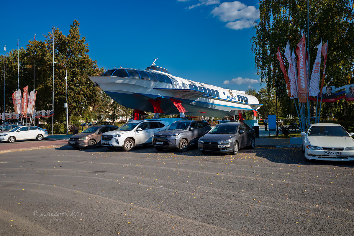 Метеор на подводных крыльях на площади Буревестника - Александр Синдерёв