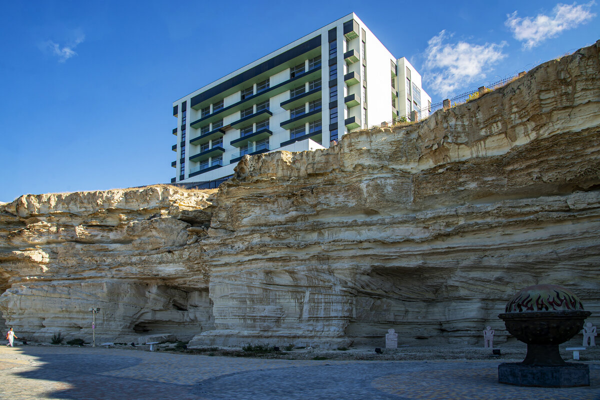 У обрыва - Анатолий Чикчирный У обрыва - Анатолий Чикчирный